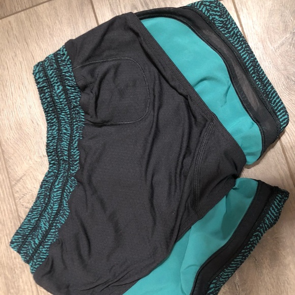 Lululemon make a move shorts green black printed 2 - Picture 4 of 5